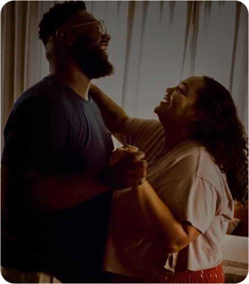 Couple souriant dans une chambre