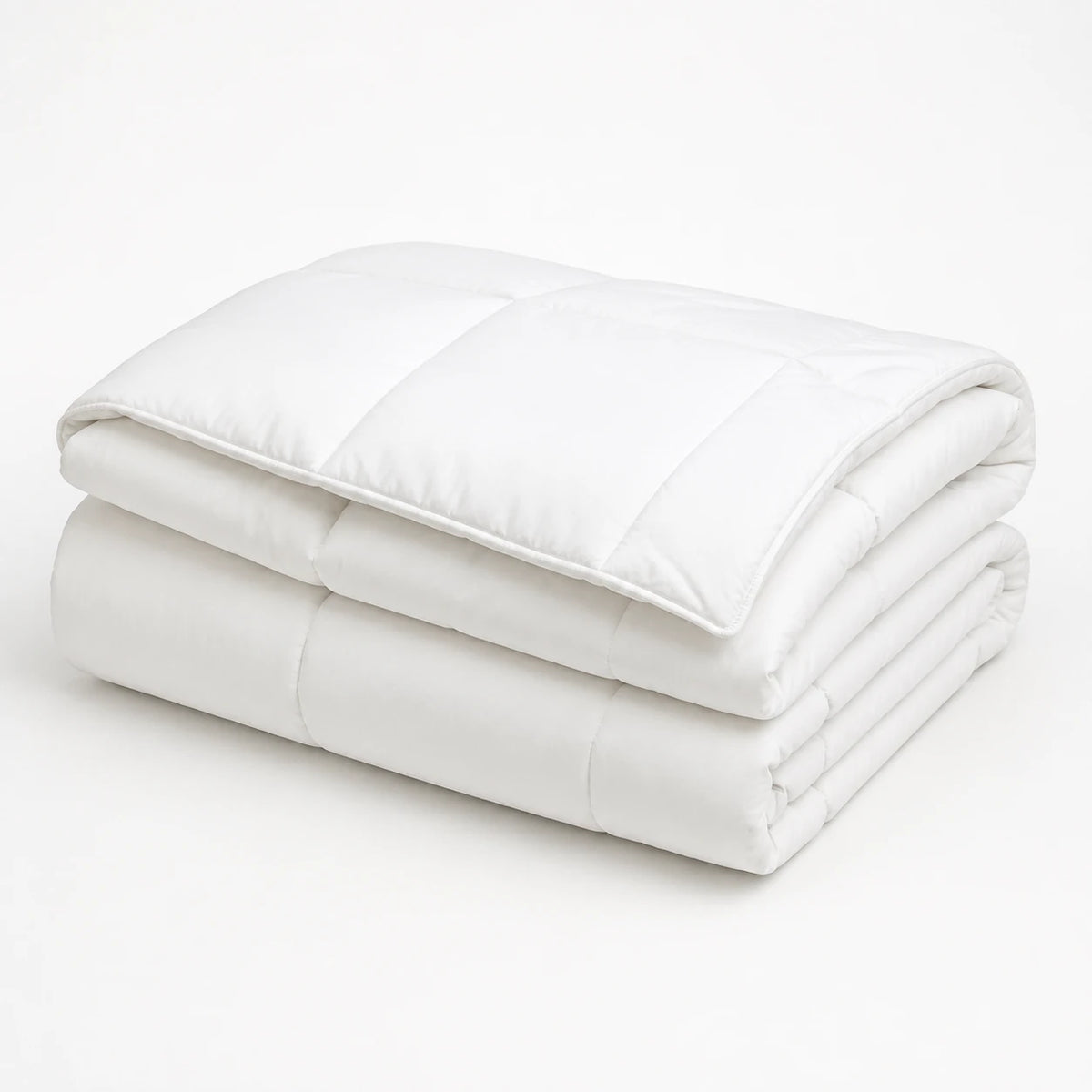 Couette blanche pliée, vue de trois quarts