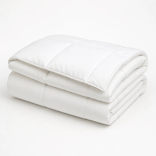 Couette blanche pliée, vue de trois quarts