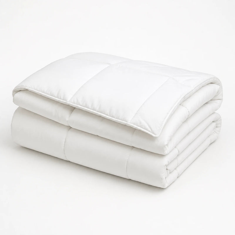 Couette blanche pliée, vue de trois quarts