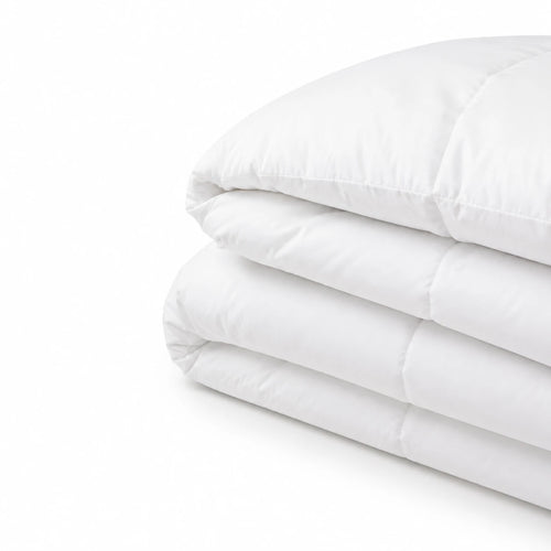 Zoom sur les coutures matelassées de la couette blanche