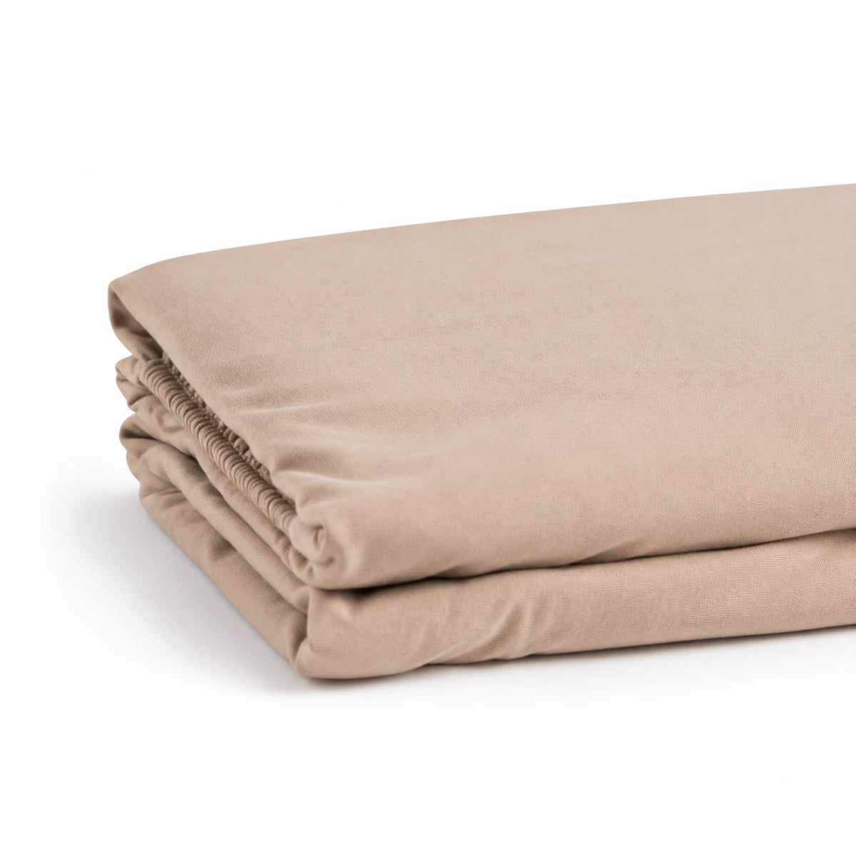 Drap housse en coton beige plié, fond blanc
