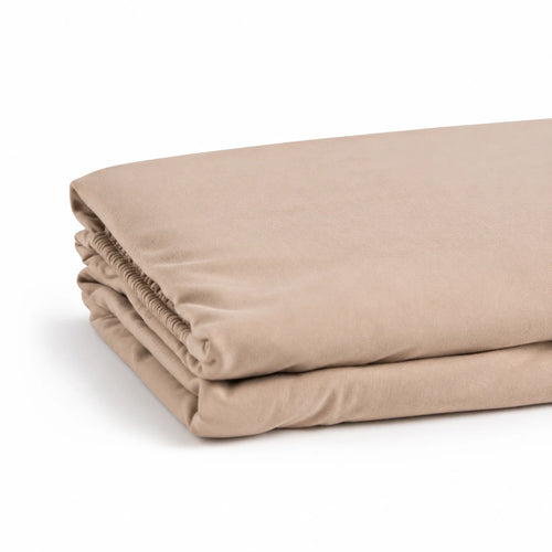 Drap housse en coton beige plié, fond blanc