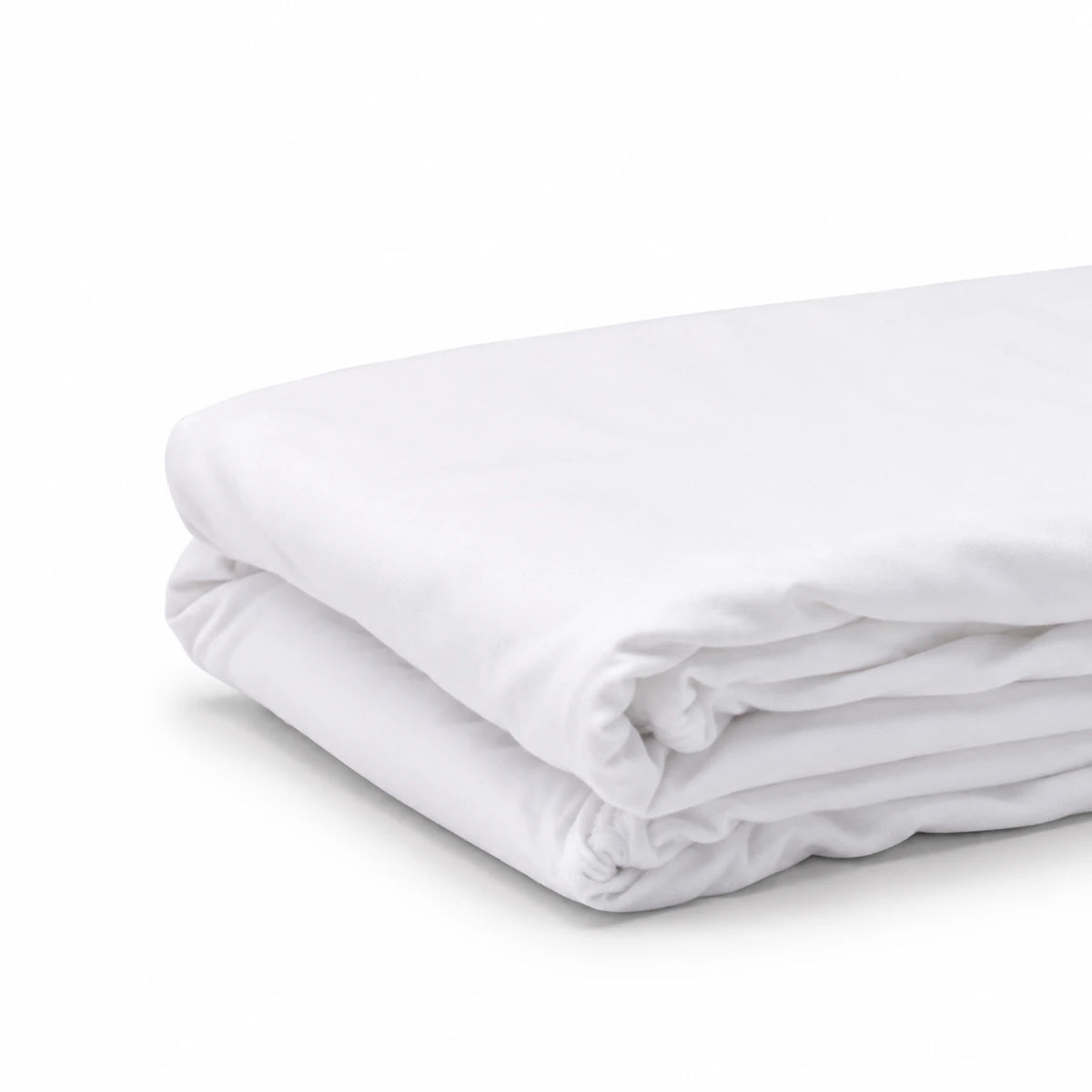 Drap housse en coton blanc plié, fond blanc