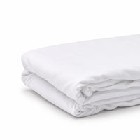 Drap housse en coton blanc plié, fond blanc
