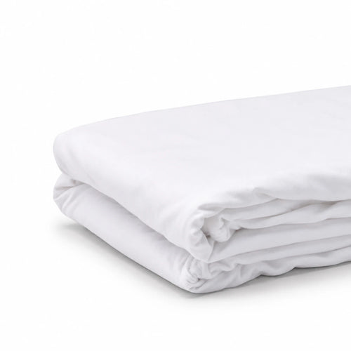 Drap housse en coton blanc plié, fond blanc