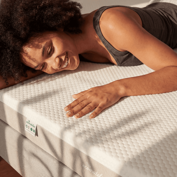 Cliente souriante allongée sur un matelas Ecomatelas