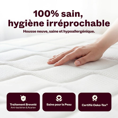Main posée sur la housse neuve du matelas Grand Rêve, certifiée Oeko-Tex et traitement anti-acariens