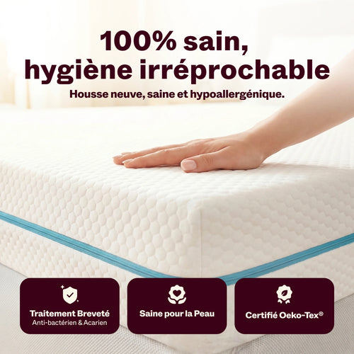 Main posée sur la housse neuve du matelas Idéal 16 cm, certifiée Oeko-Tex et traitement anti-acariens