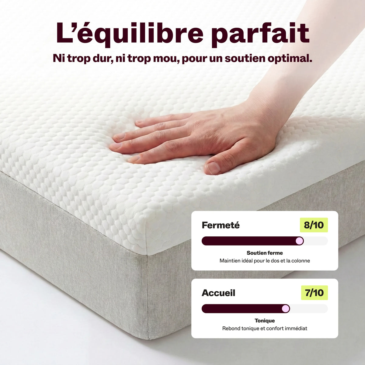 Main pressant le matelas Idéal Latex, jauges de fermeté et d'accueil