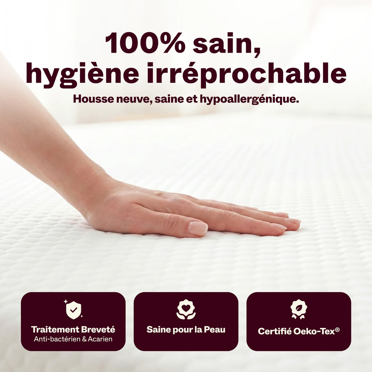 Main posée sur la housse neuve du matelas Idéal Latex, certifiée Oeko-Tex et traitement anti-acariens