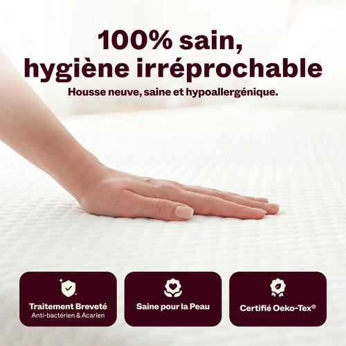 Main posée sur la housse neuve du matelas Idéal Latex, certifiée Oeko-Tex et traitement anti-acariens