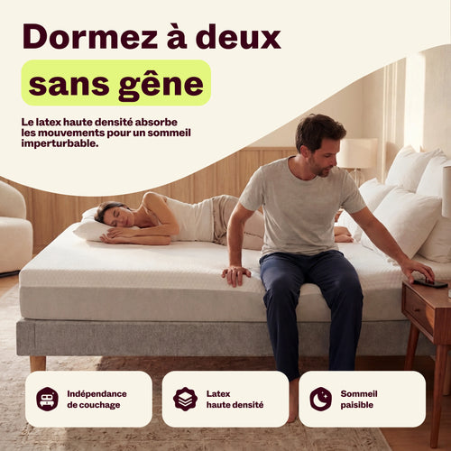 Couple sur le matelas Idéal Latex : l'un se lève sans réveiller l'autre, le latex haute densité absorbe les mouvements