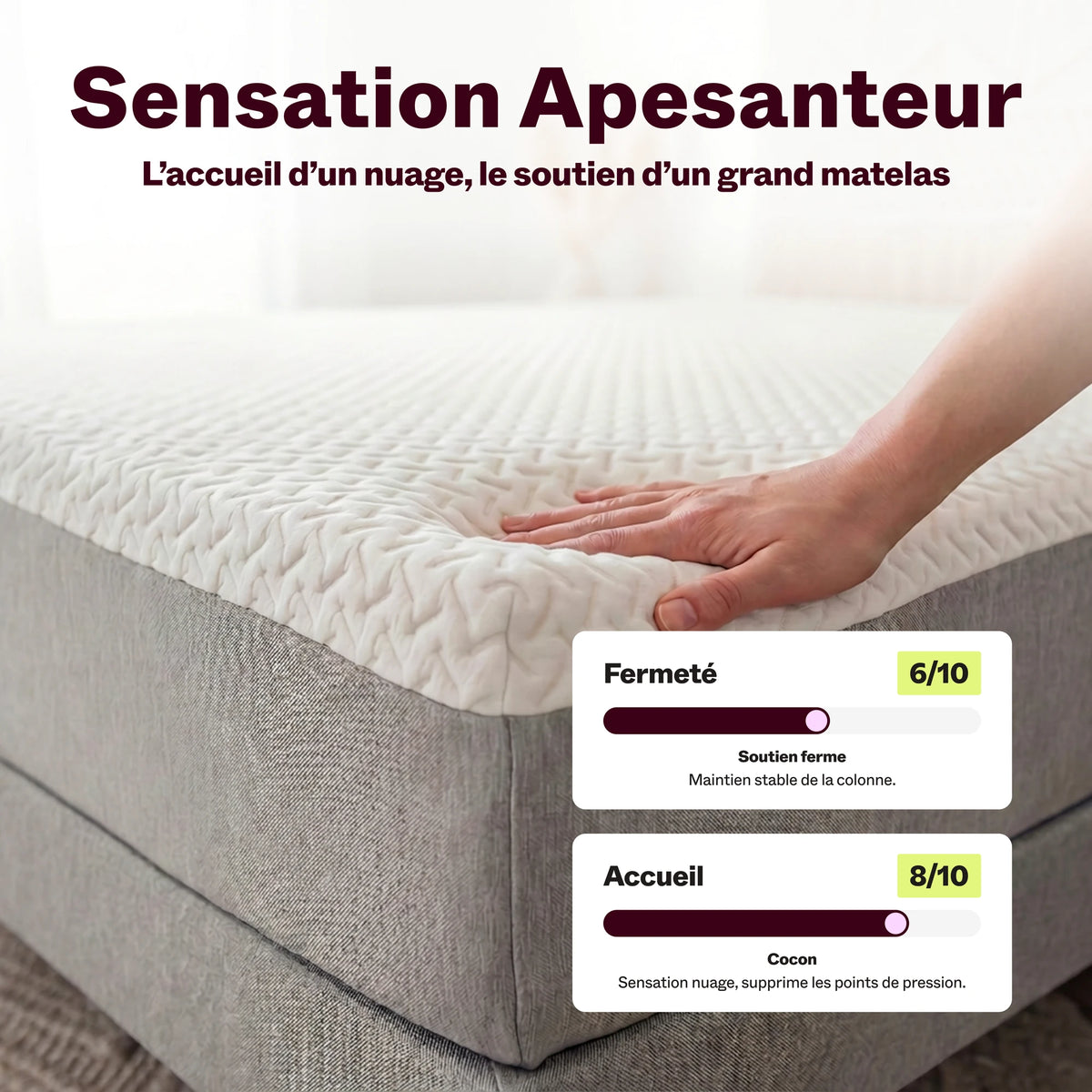 Main pressant le matelas Petit Nuage, jauges de fermeté et d'accueil