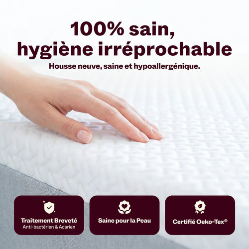 Main posée sur la housse neuve du matelas Petit Nuage, certifiée Oeko-Tex et traitement anti-acariens