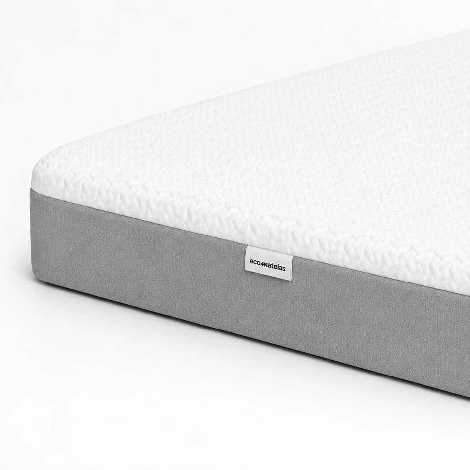 Zoom sur la housse et le tissu gris du matelas Petit Nuage