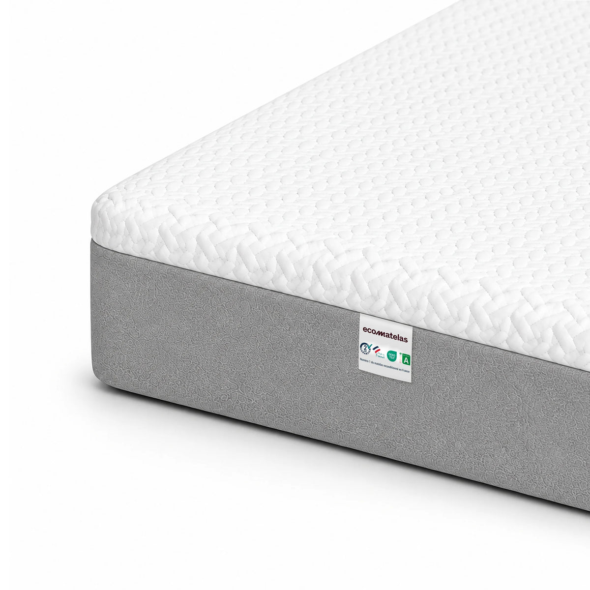 Zoom sur la housse blanche et le tissu gris du matelas Petit Nuage
