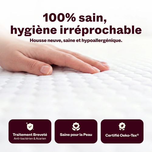 Main posée sur la housse neuve du matelas Universel, certifiée Oeko-Tex et traitement anti-acariens