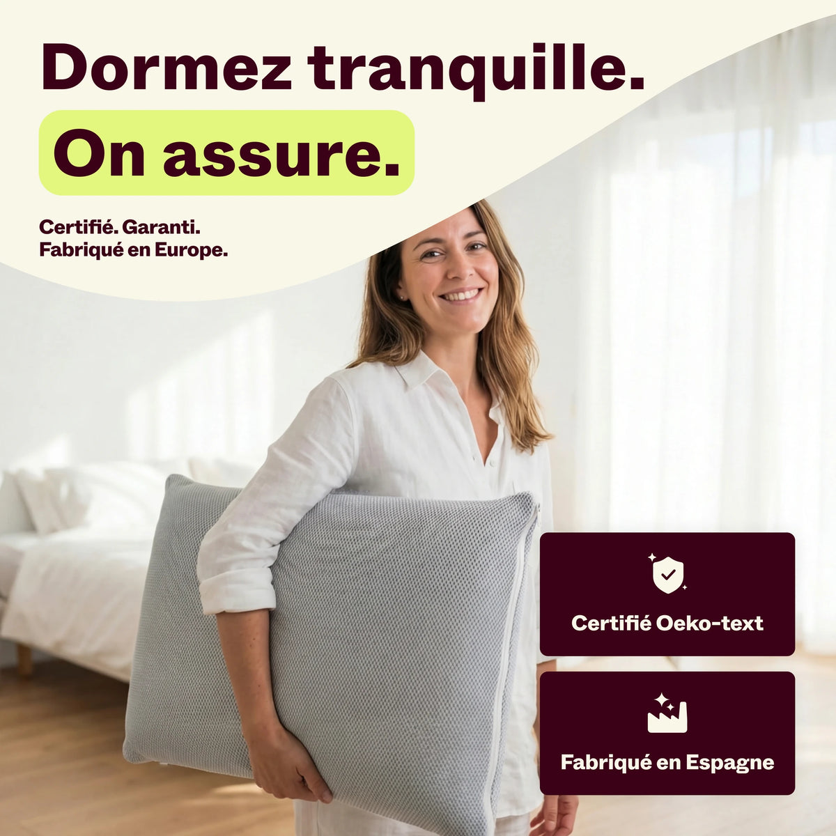Femme souriante tenant un oreiller à mémoire de forme certifié Oeko-Tex