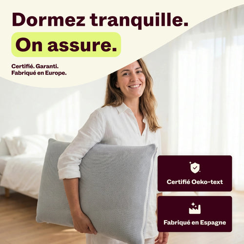 Femme souriante tenant un oreiller à mémoire de forme certifié Oeko-Tex
