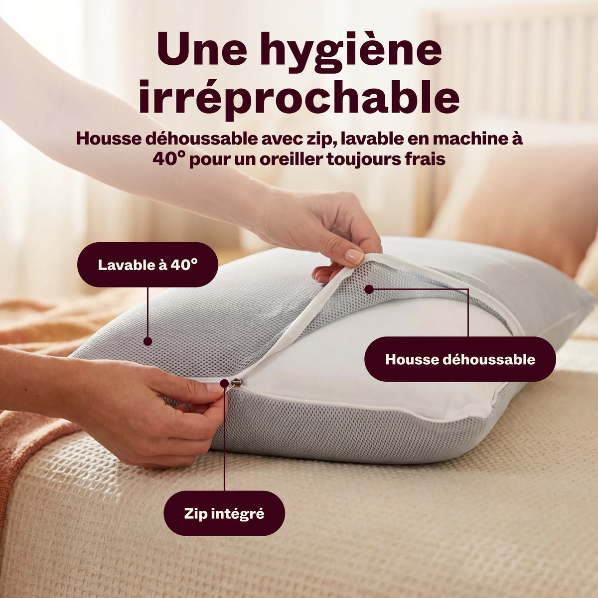 Mains ouvrant la housse zippée déhoussable de l'oreiller, lavable à 40°
