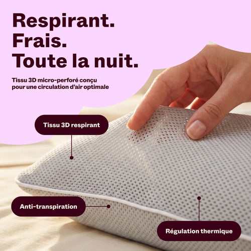 Main sur le tissu 3D micro-perforé et respirant de l'oreiller à mémoire de forme