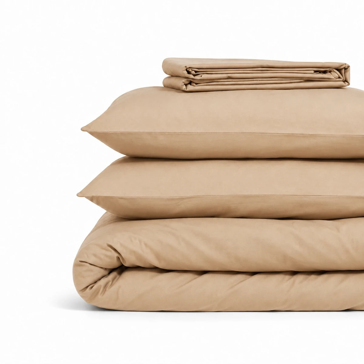 Parure de lit en coton beige pliée : housse de couette, taies et drap housse