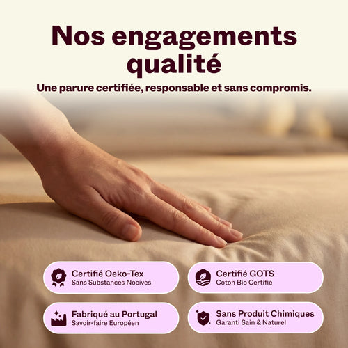 Main sur une parure de lit beige en coton bio certifiée Oeko-Tex et GOTS, fabriquée au Portugal