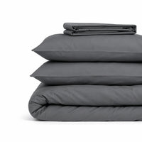 Parure de lit en coton gris bleu pliée, housse de couette, taies et drap housse