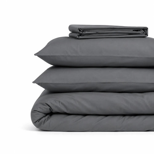 Parure de lit en coton gris bleu pliée, housse de couette, taies et drap housse