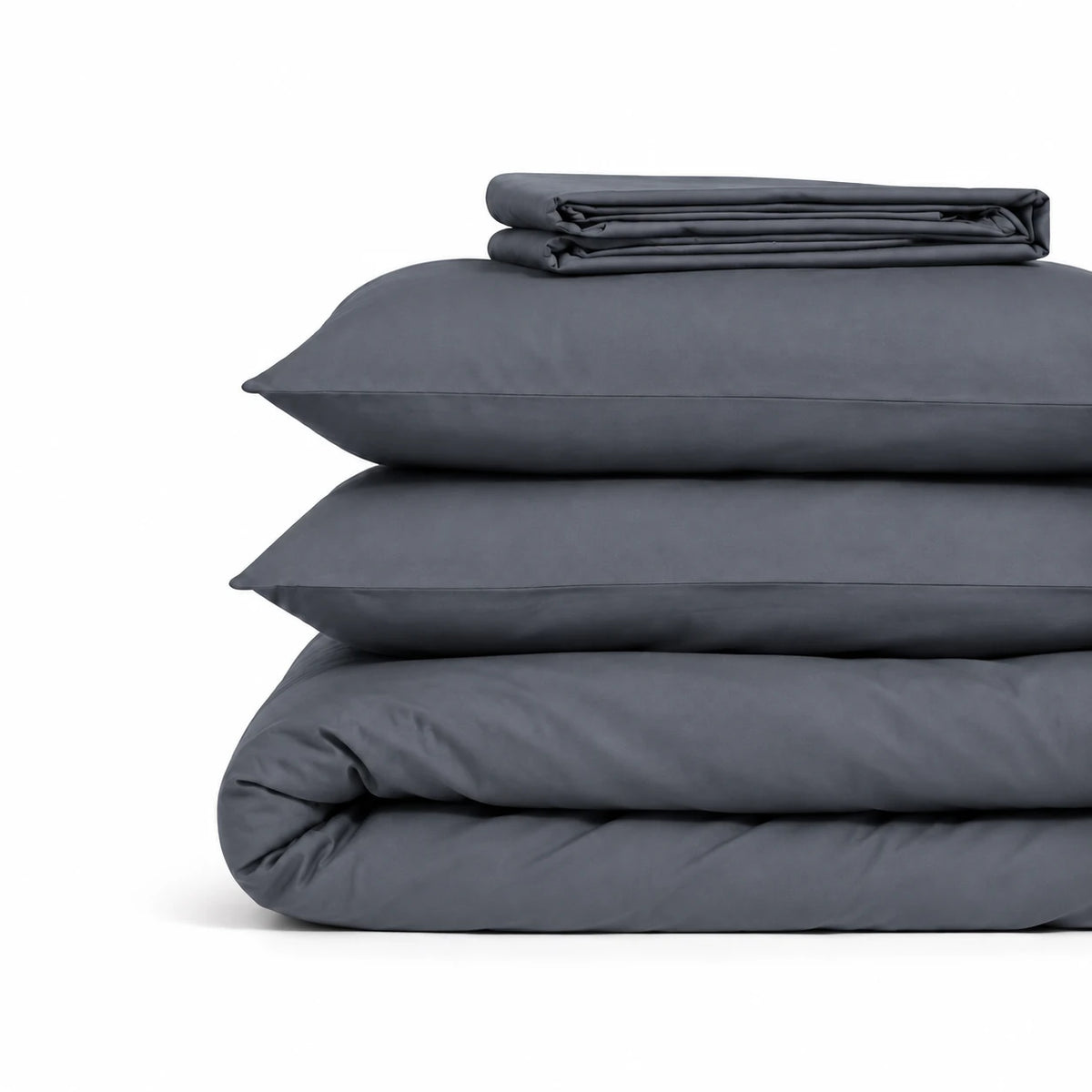 Parure de lit en coton gris bleu pliée : housse de couette, taies et drap housse