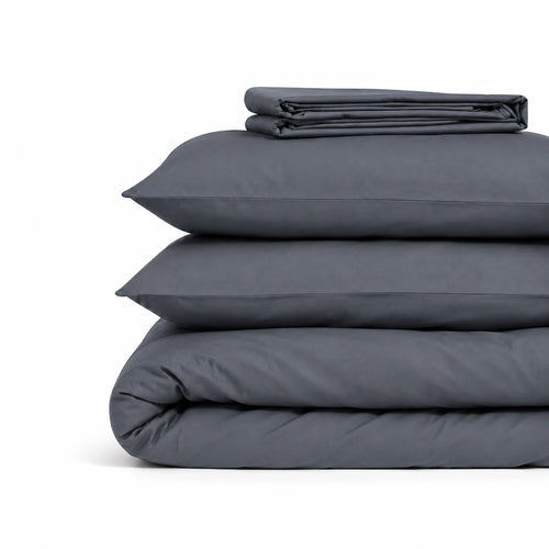 Parure de lit en coton gris bleu pliée : housse de couette, taies et drap housse