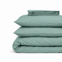Parure de lit en coton vert d'eau pliée : housse de couette, taies et drap housse