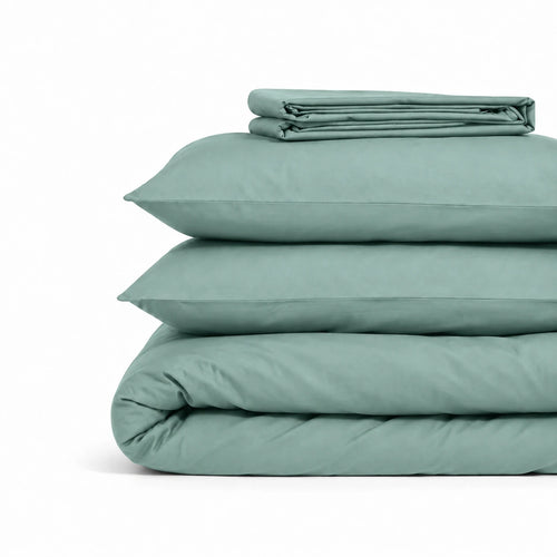 Parure de lit en coton vert d'eau pliée : housse de couette, taies et drap housse