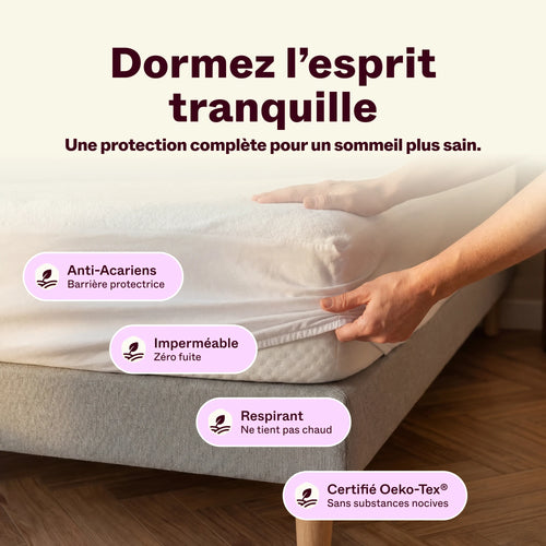 Mains posant un protège-matelas anti-acariens et imperméable sur un matelas