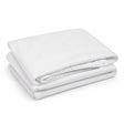 Protège-matelas blanc plié, vue de trois quarts