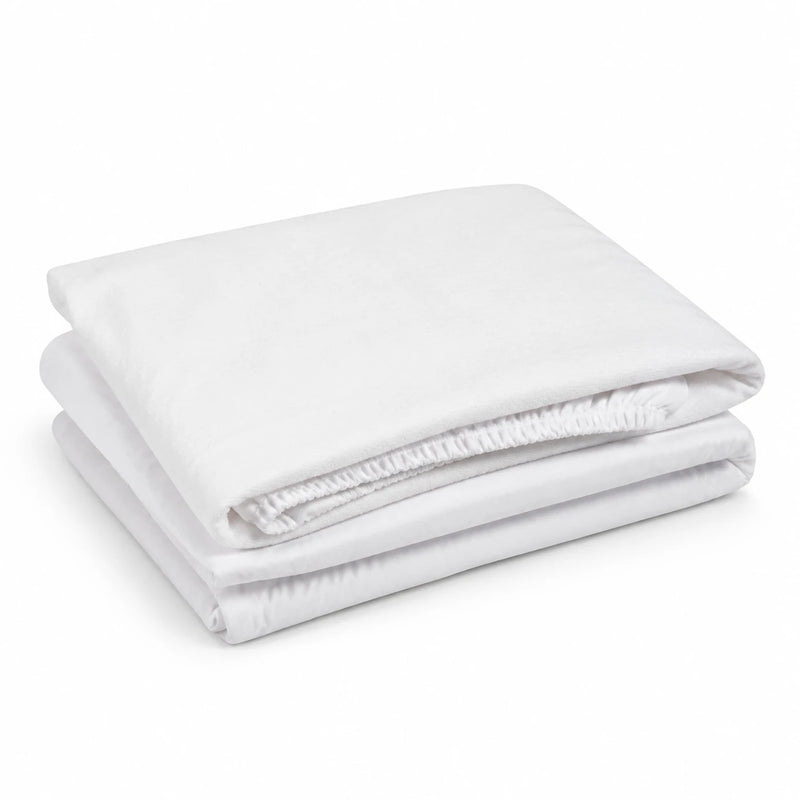 Protège-matelas blanc plié, vue de trois quarts