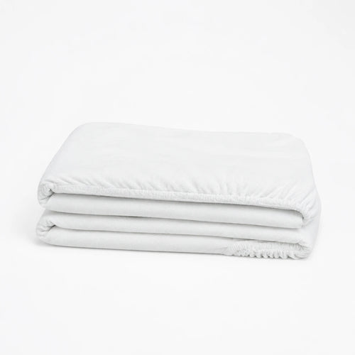 Protège-matelas blanc plié, vue de face