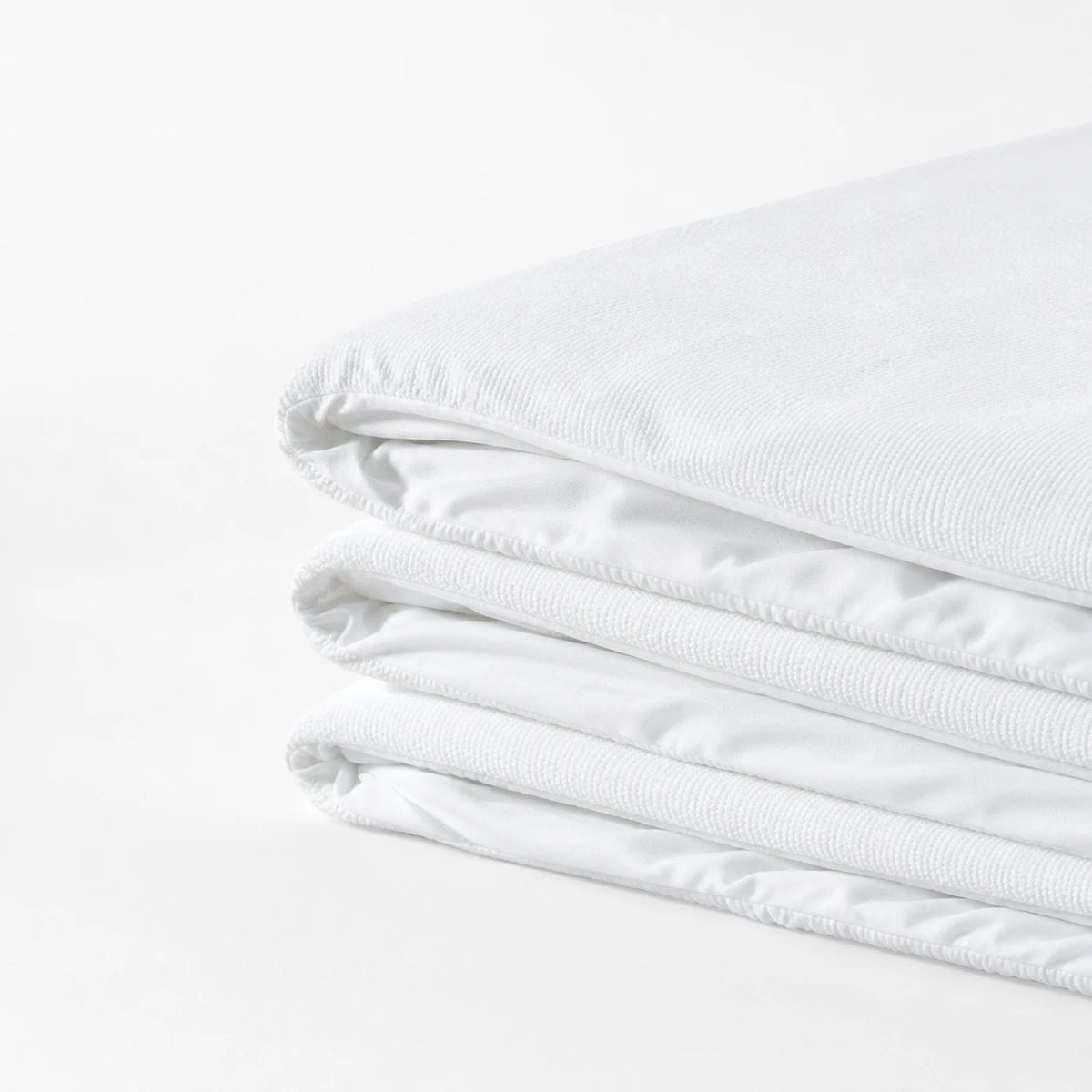 Zoom sur le tissu du protège-matelas blanc