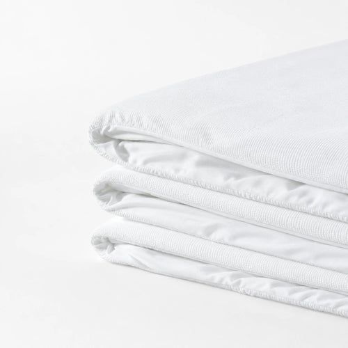 Zoom sur le tissu du protège-matelas blanc