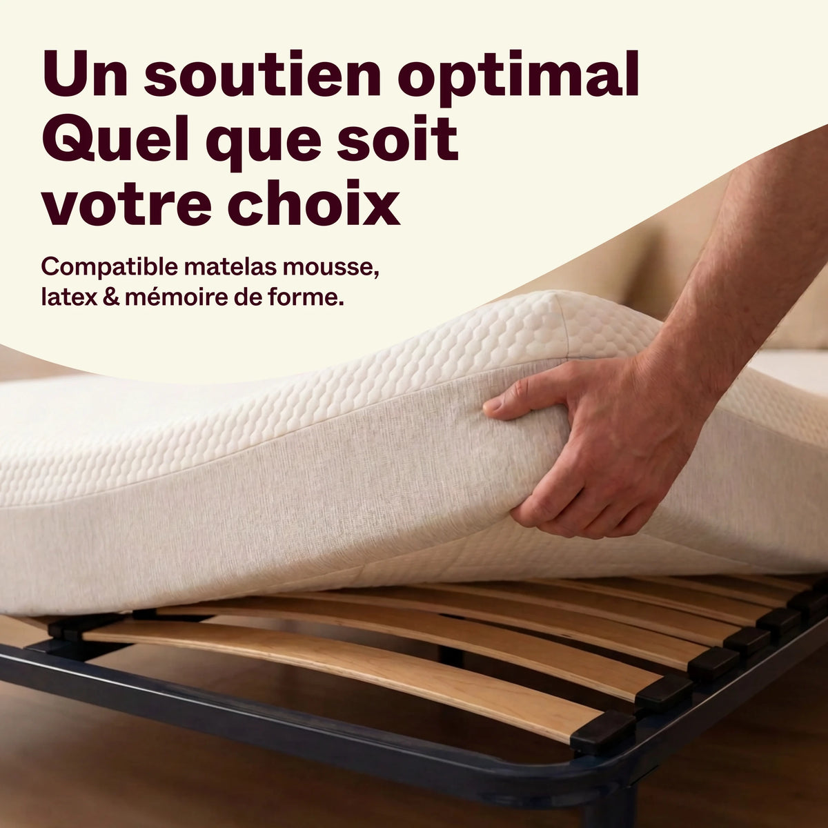 Main soulevant un matelas posé sur un sommier à lattes, compatible mousse, latex et mémoire de forme