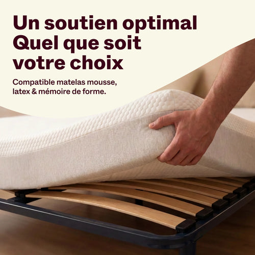 Main soulevant un matelas posé sur un sommier à lattes, compatible mousse, latex et mémoire de forme