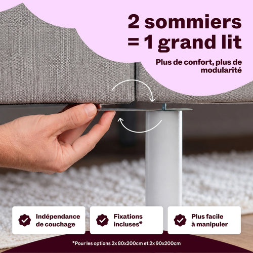 Main fixant deux sommiers tapissiers jumelés pour former un grand lit, fixations incluses
