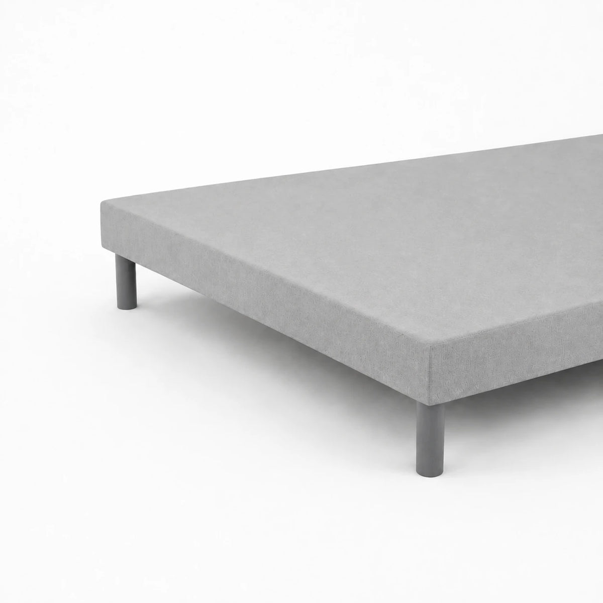 Zoom sur un sommier tapissier gris avec pieds gris