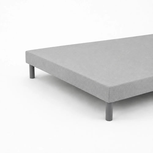 Zoom sur un sommier tapissier gris avec pieds gris